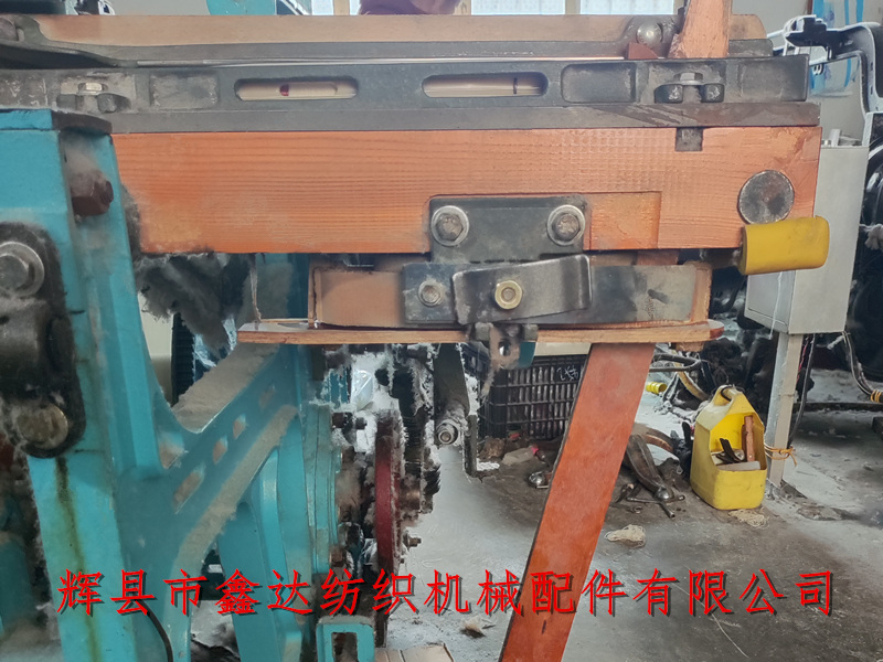 Double eyed shuttle box structure of weaving machine