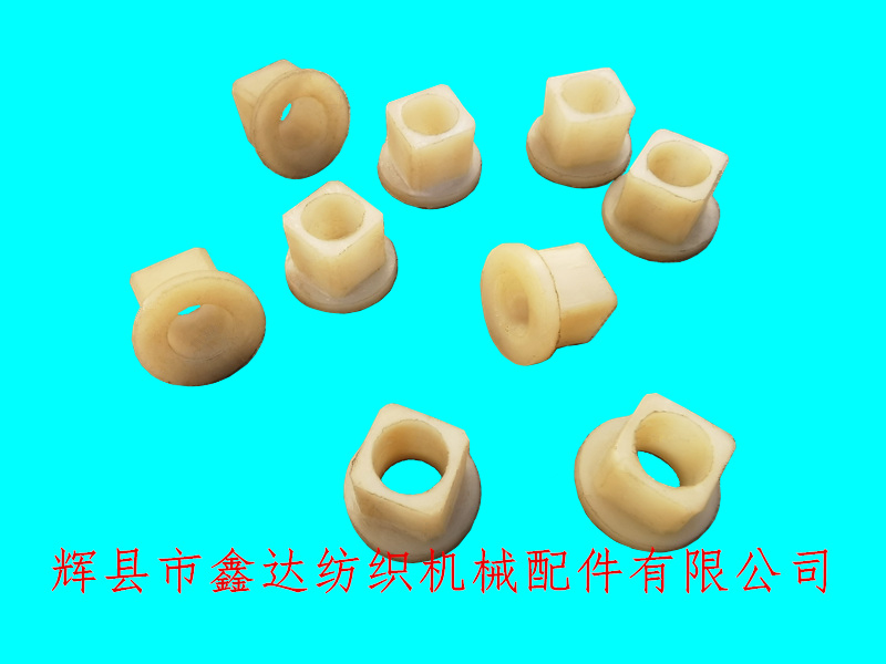 1515內(nèi)送經(jīng)尼龍?zhí)淄?/></p><p>織布機尼龍襯套41117也可以應用在G1515型號的設備上，每臺織機使用的數(shù)量是1個，安裝位置在織機胸梁下方，緊鄰筘座腳的下部。</p><p><img src=